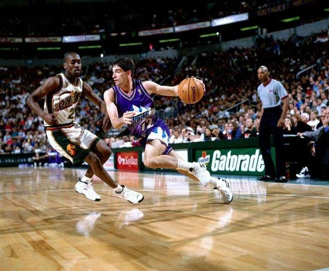 英格兰队鏖战波兰队，马龙统治全场