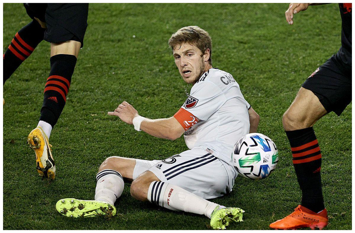 开云体育APP下载-莱比锡红牛横扫利物浦，莱万高光表现