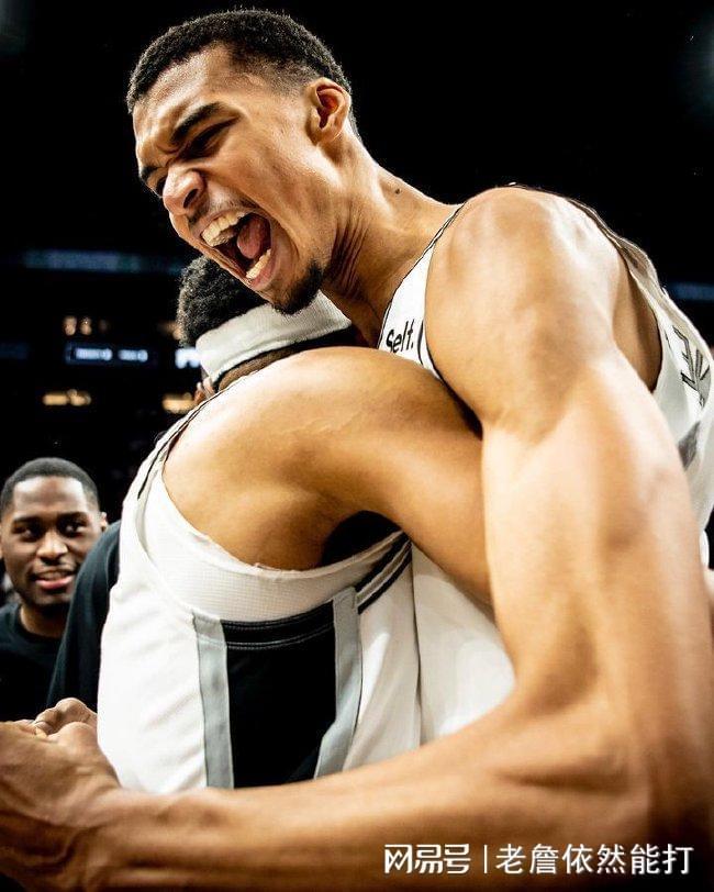 开云体育在线-尼克斯轻取青岛队，布克状态火热